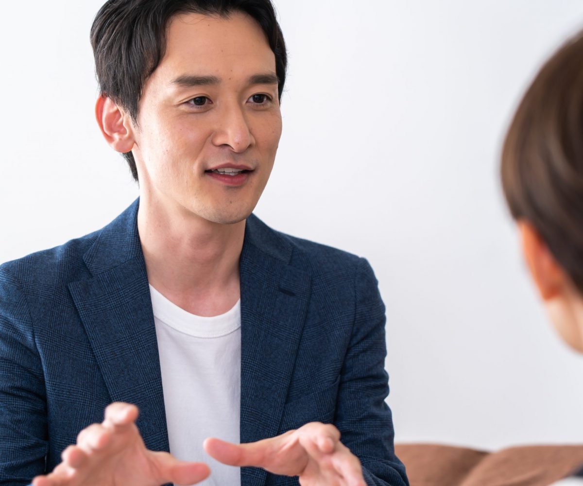 Japanese,Men,Receiving,Counseling,From,Women